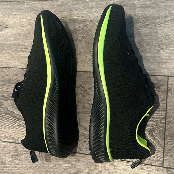 New Men’s sneakers Size 11- Green & Black -Very light and comfortable - Picture 3 of 6